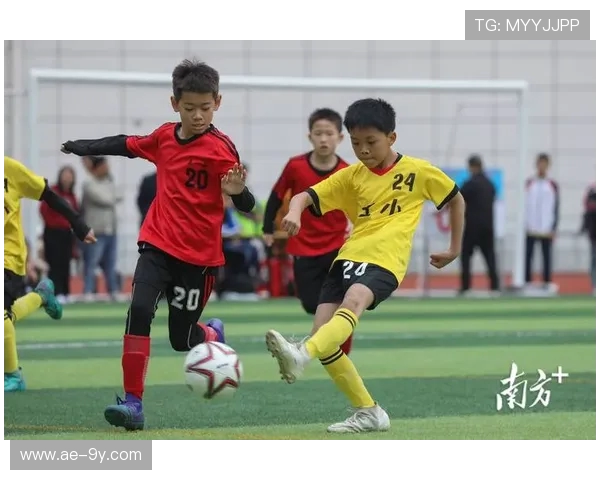 探讨踢足球时在短裤外面套长裤的实用性与时尚及运动表现影响分析