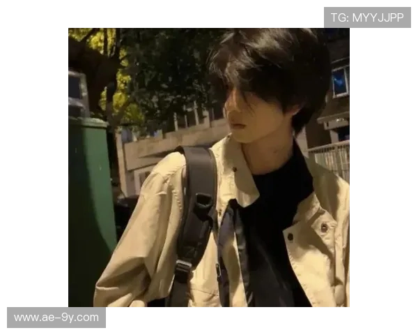 以侧脸帅哥头像为核心呈现激情足球魅力与青春竞技风采展示非凡篇章